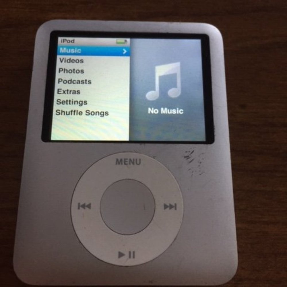 Apple 3rd Gen iPod Nano - 4GB